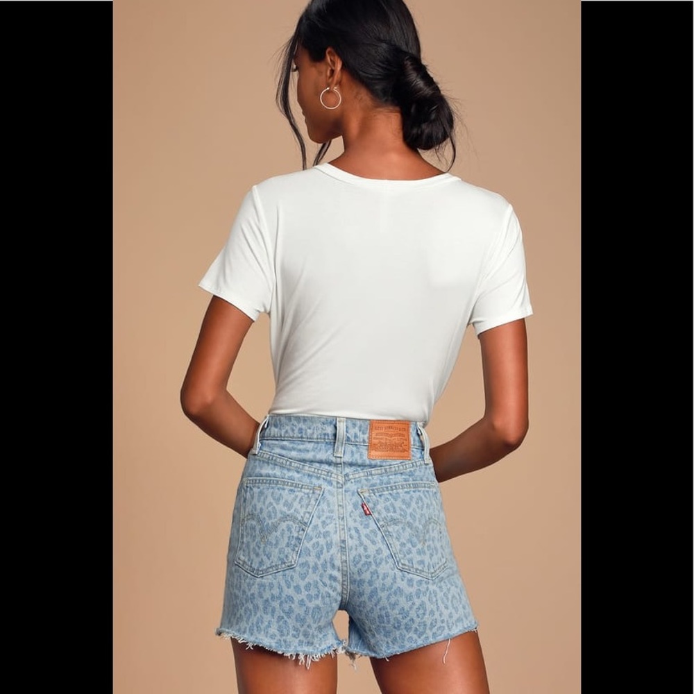Levi’s ribcage light wash leopard denim jean short